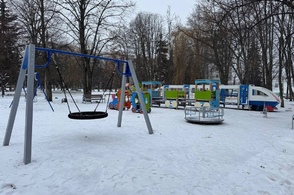 В Курске в парке Железнодорожников завершились работы по установке детской площадки