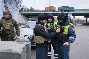 Курский священник посетил стационарные посты полиции на выездах из города