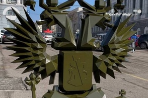 В Курске создали металлический герб России