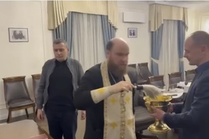 Врио губернатора Курской области пригласил священника освятить рабочий кабинет в Доме Советов