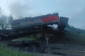 В Железногорском районе обрушился мост во время движения грузового локомотива