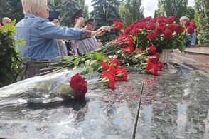 #однойстрокой прямо сейчас в Курске на мемориале "Памяти павших в годы Великой Отечественной войны" проходит возложение цветов