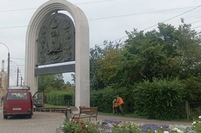 В Курске ремонтируют памятный знак иконы Курской Коренной Божией Матери "Знамение"
