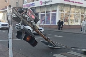 В Курске на улице Садовой на проезжую часть упала светофорная стойка