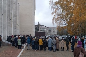 Возле Курского драматического театра наблюдается огромный ажиотаж по билетам на спектакль "Ревизор"
