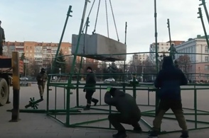 В Курске начался монтаж главной новогодней ели