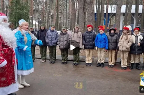 В Курске полицейские Дед Мороз и Снегурочка посетили ребят профильной кадетской смены