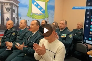 В честь знаменательной даты ветеранам таможни с 20-летним стажем вручили удостоверения