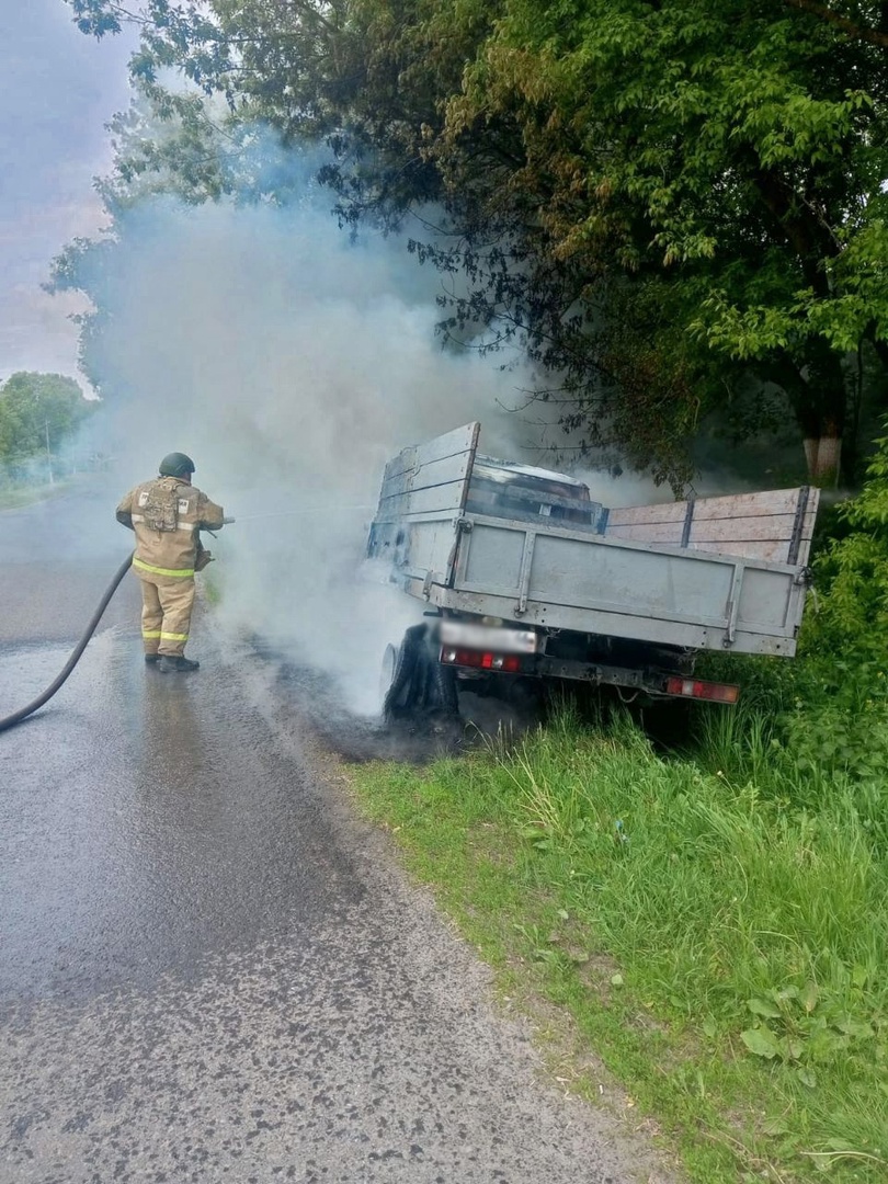 В Курской области с украинских дронов сбрасывали взрывные устройства на  личные автомобили