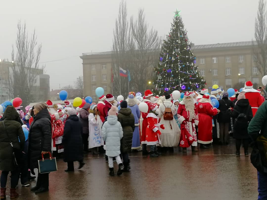 Новогодние праздники в курске. Празднование нового года Курск. Новый год в Курске праздник. Театральная площадь Курск новый год день. Театральная площадь Курск мероприятие.