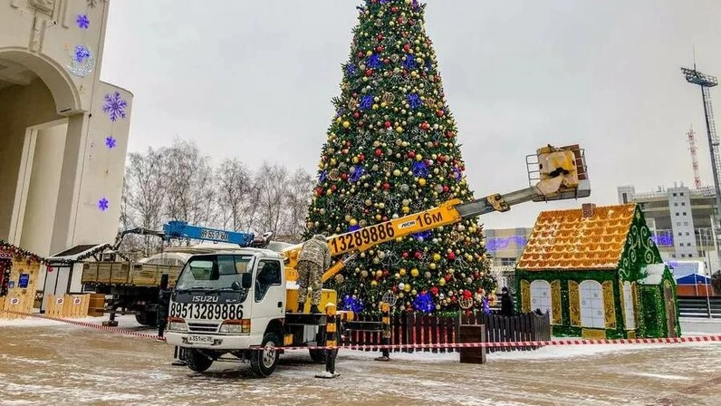 В Курске начались работы по демонтажу новогодних конструкций