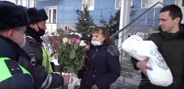 В Курской области еще одной женщине сотрудники ГИБДД помогли быстро добраться до роддома