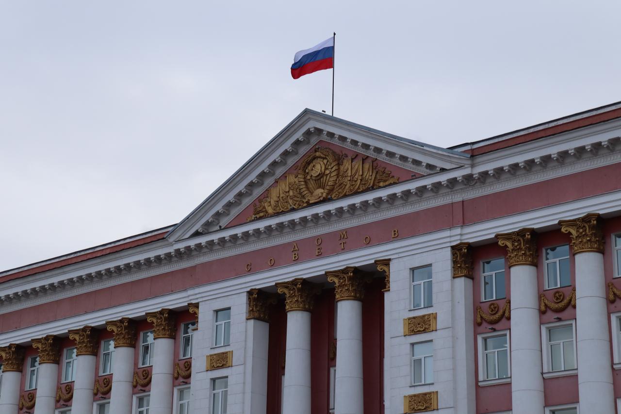 Комитет курской. Дом советов Курск. Областная администрация Курск. Администрация Курской области. Здание администрации Курской области.