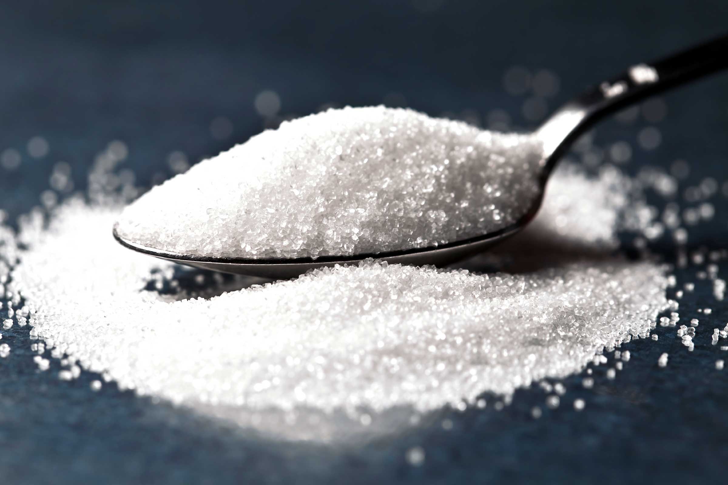 Рассыпать сахар на стол на пол