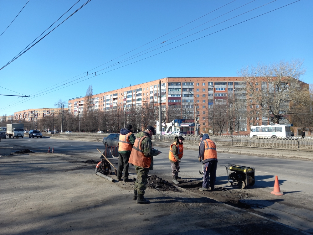 Курские дорожники продолжают ямочный ремонт