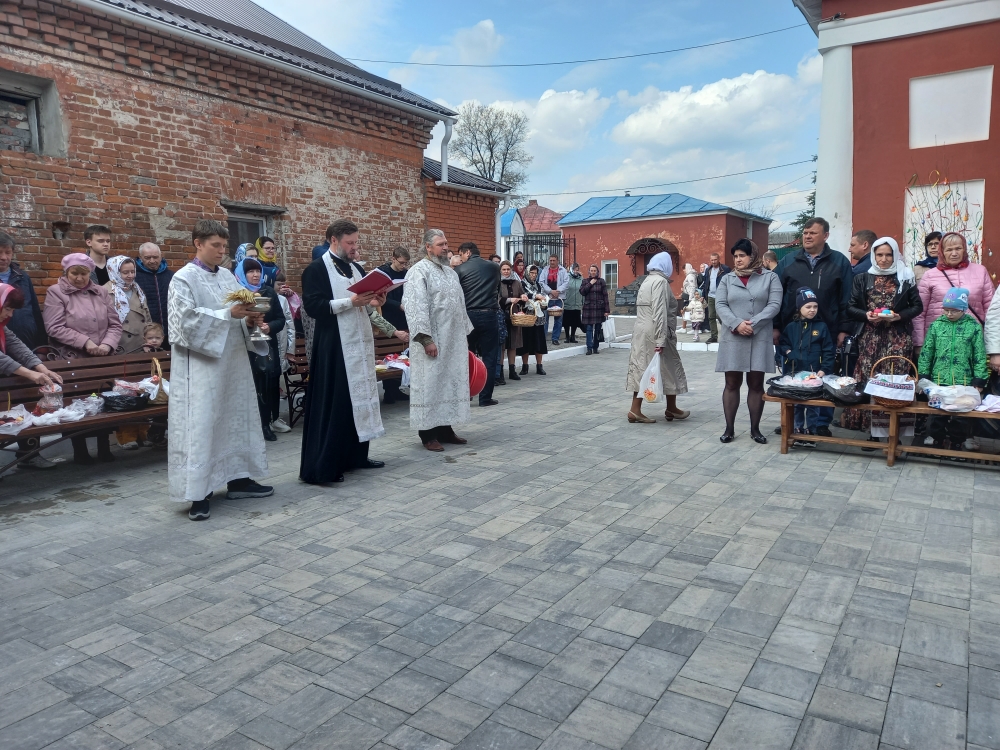 В курских храмах освящают куличи