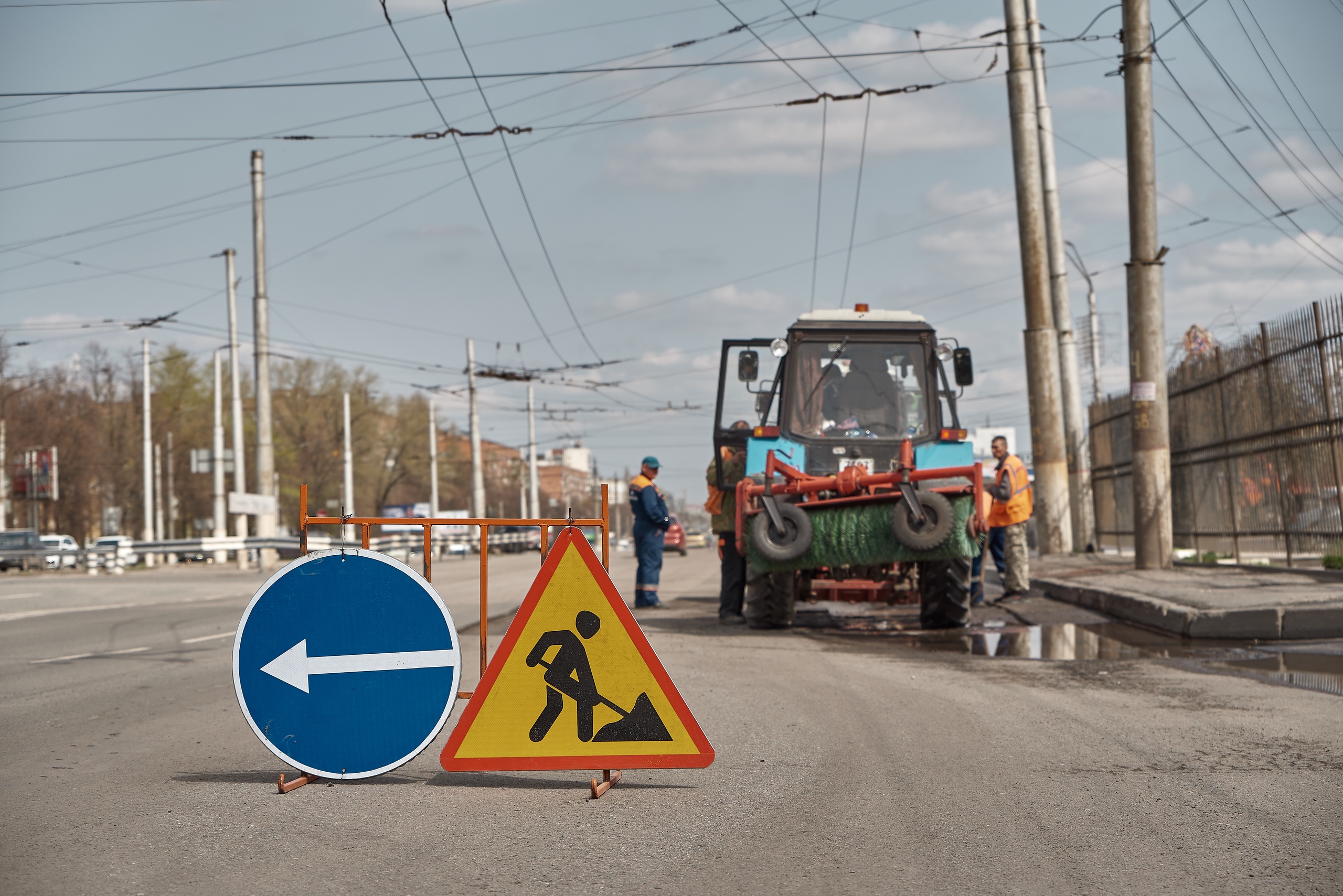 Работа на льговском повороте курск. Льговский поворот 1 Курск. Ремонт дороги. Дорожники. Ремонтные работы на дороге.