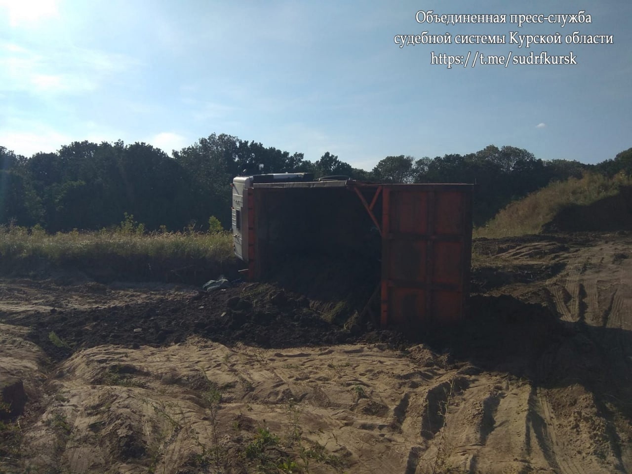 В Курске пьяный водитель опрокинул грузовик