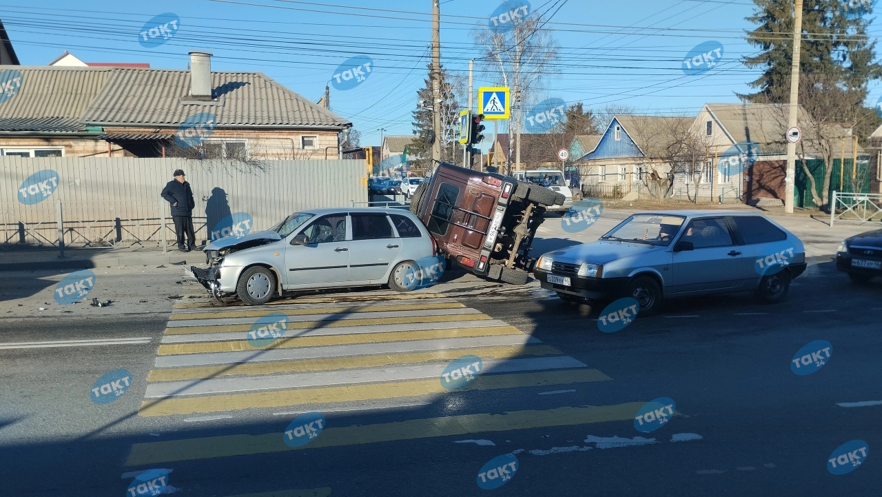 В Курске во время ДТП опрокинулся автомобиль