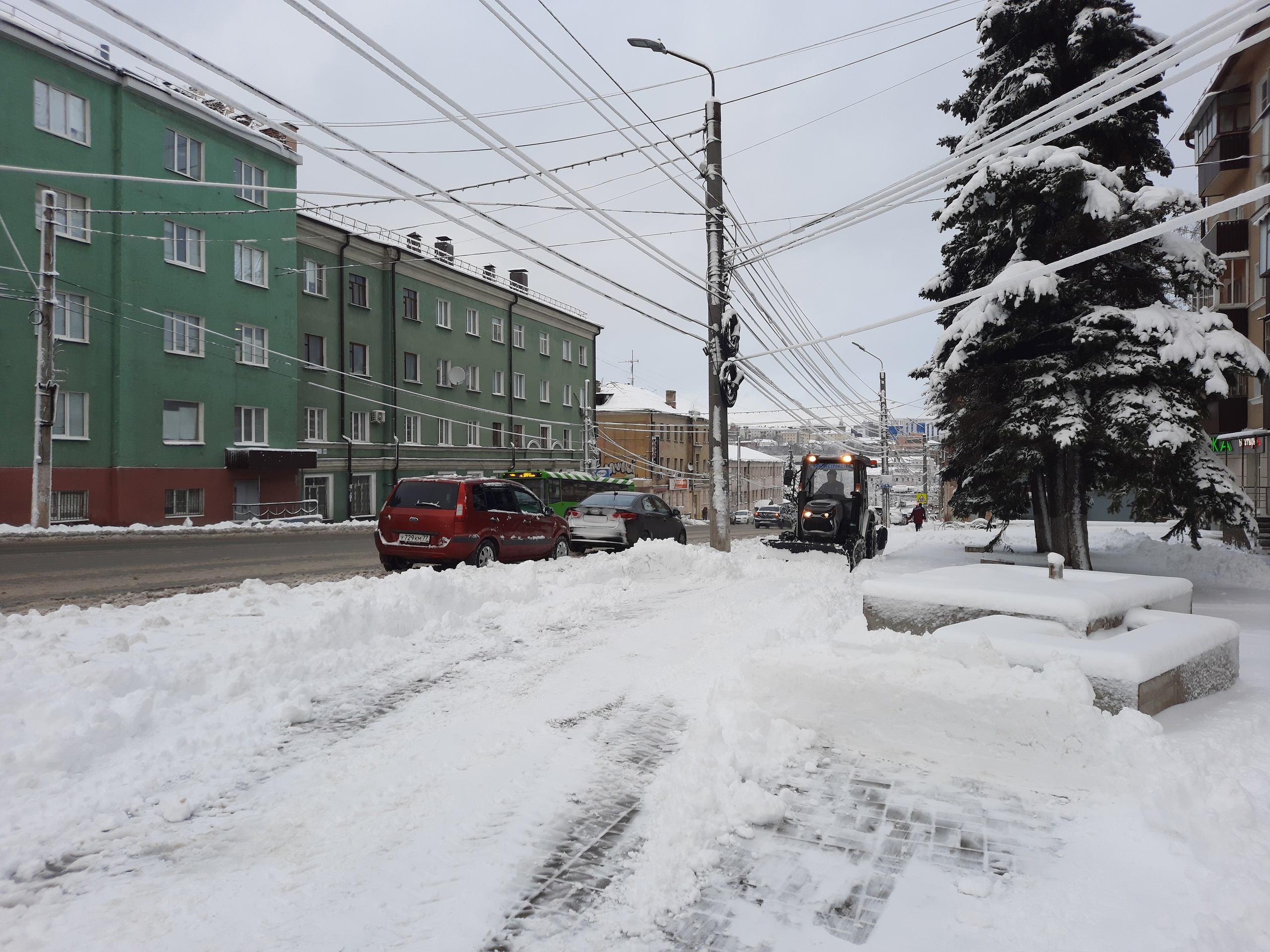 В Курске продолжается борьба со снежной стихией
