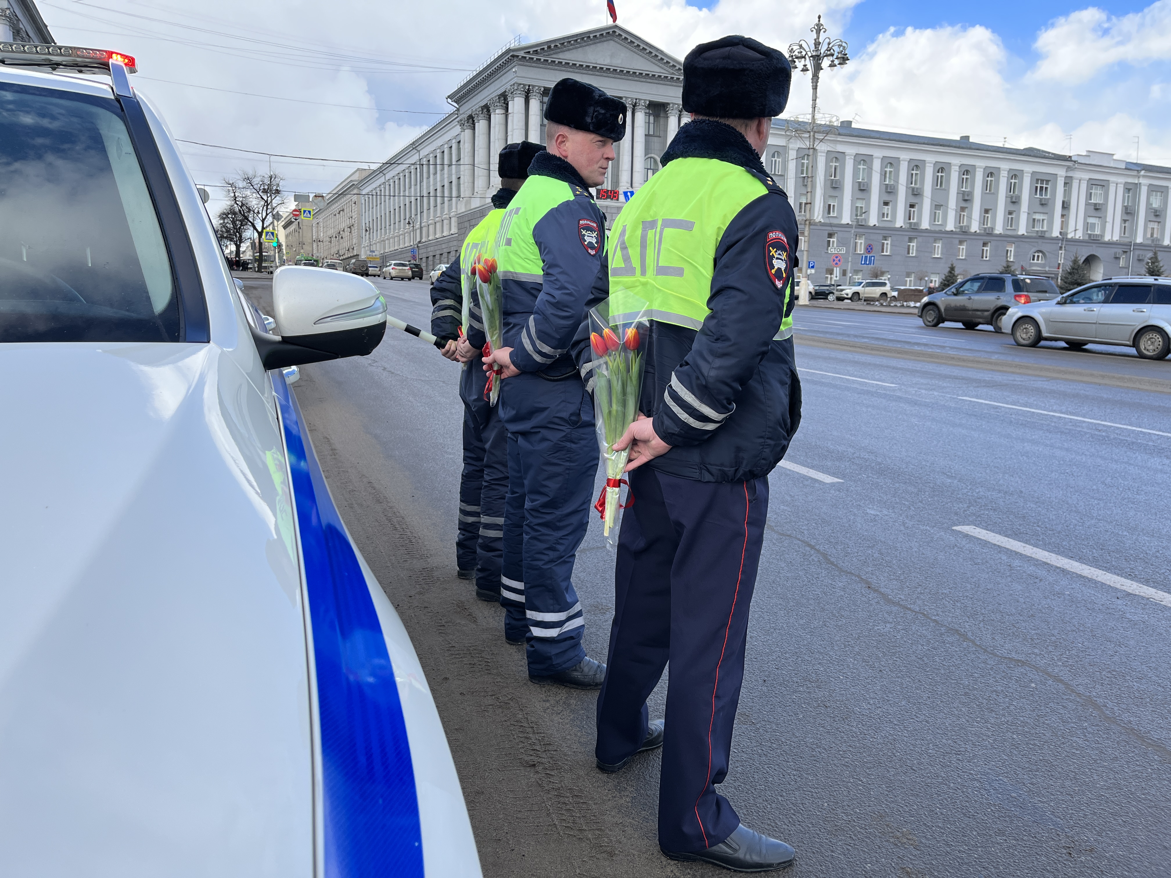 В Курске руководители Госавтоинспекции поздравили автоледи с 8 марта |  07.03.2023 | Курск - БезФормата