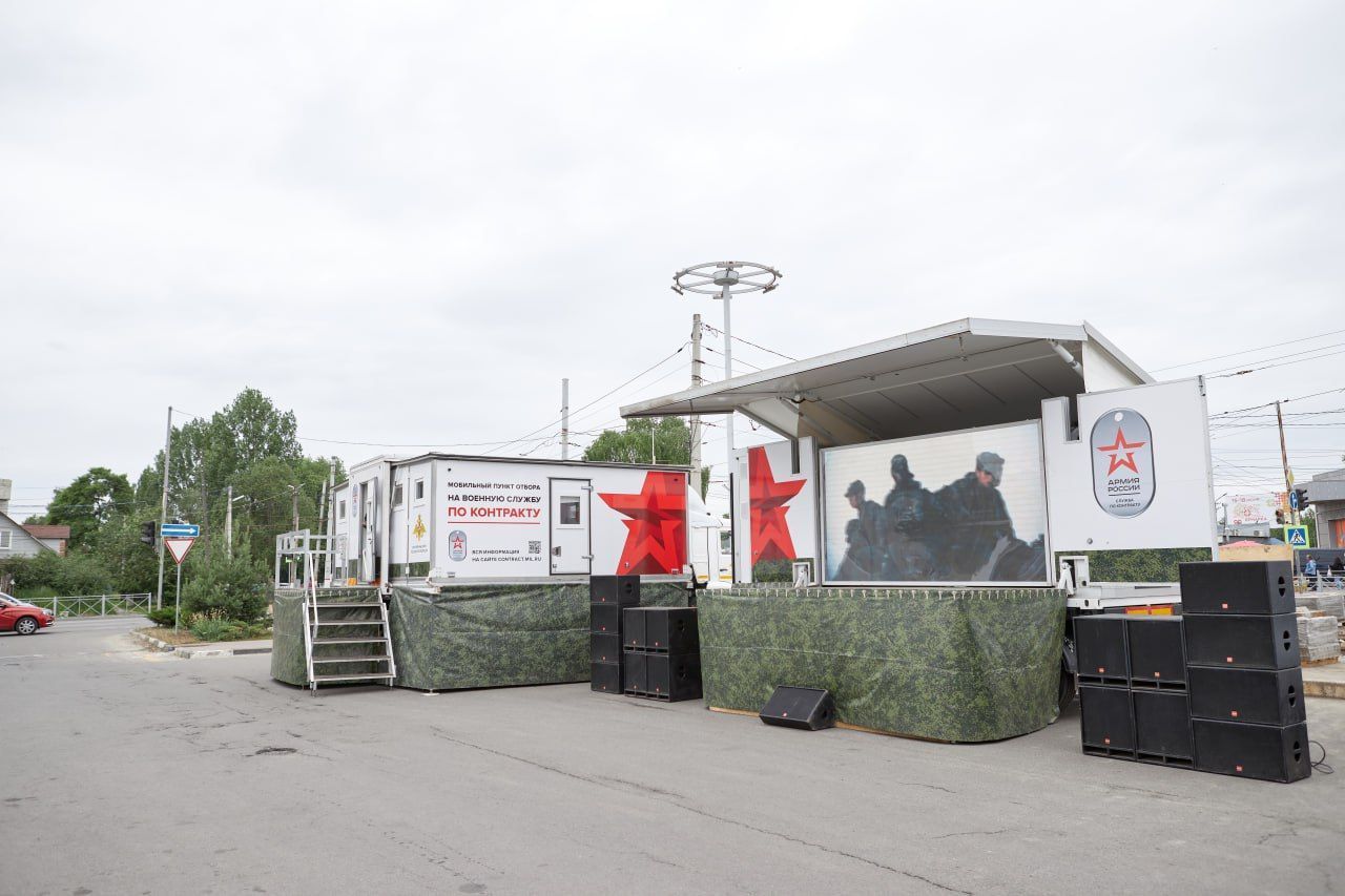 В Курске работал мобильный пункт по отбору граждан на военную службу по контракту