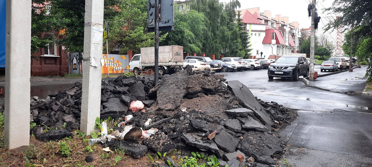 На улице Белинского куча не убранного стройматериала и срезанного фрезерата