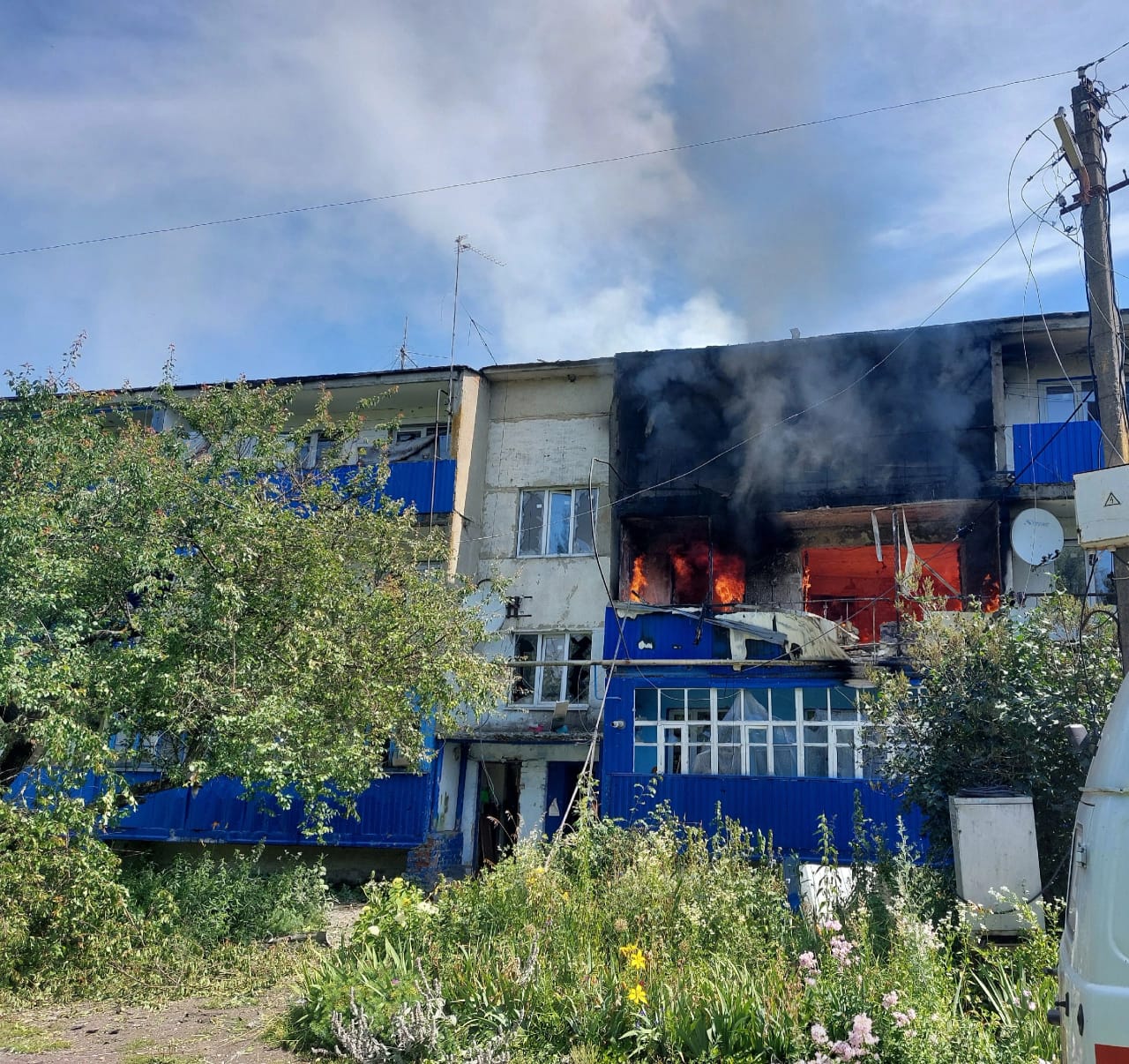 В Курской области из-за обстрела ВСУ загорелся многоквартирный дом |  05.07.2023 | Курск - БезФормата