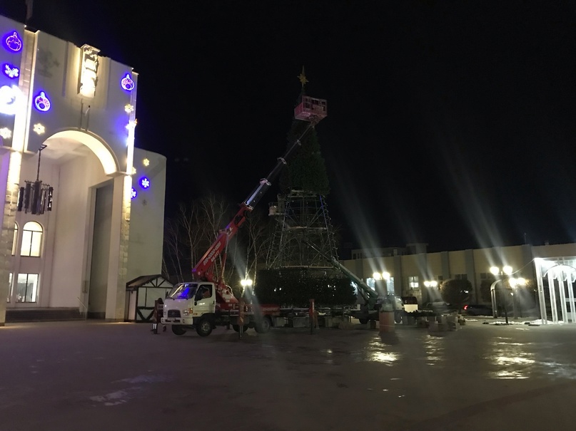 В Курске на Театральной площади начался монтаж 17-метровой ели