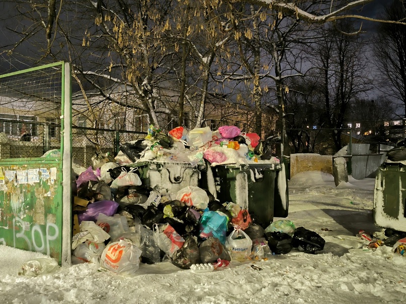 В Курске мусорные контейнеры в ужасном состоянии