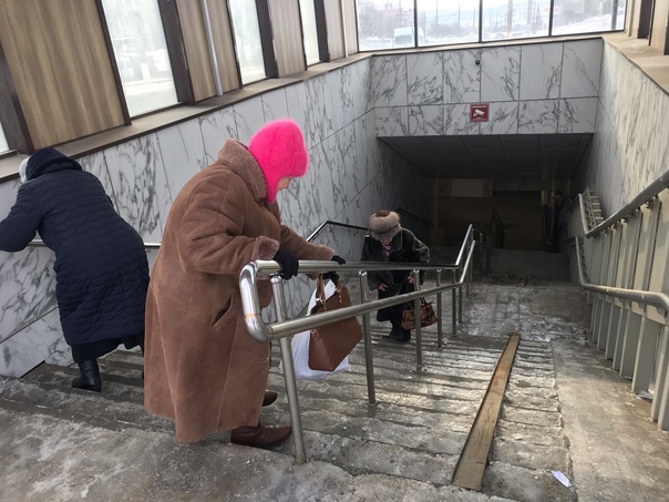 Куряне не могут спуститься в переход