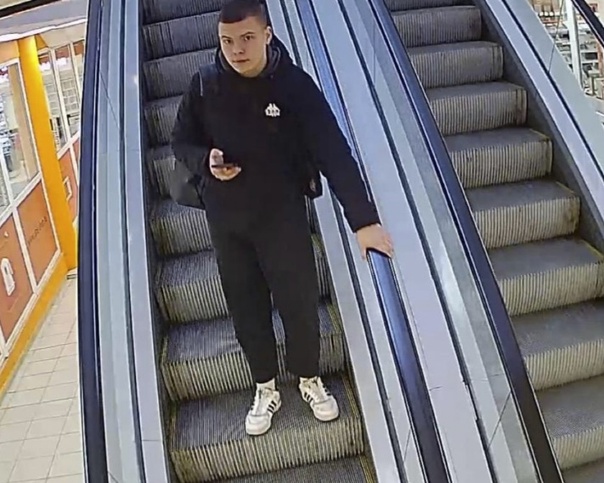 Курянин украл игровую консоль из магазина электроники