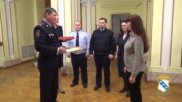 Курянку наградили за помощь полиции в задержании подозреваемой