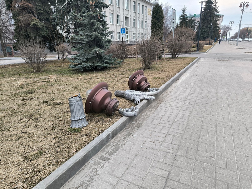 В Курске на Ленина устал уличный фонарь