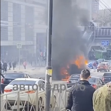 В Курске возле Центрального рынка загорелись два авто