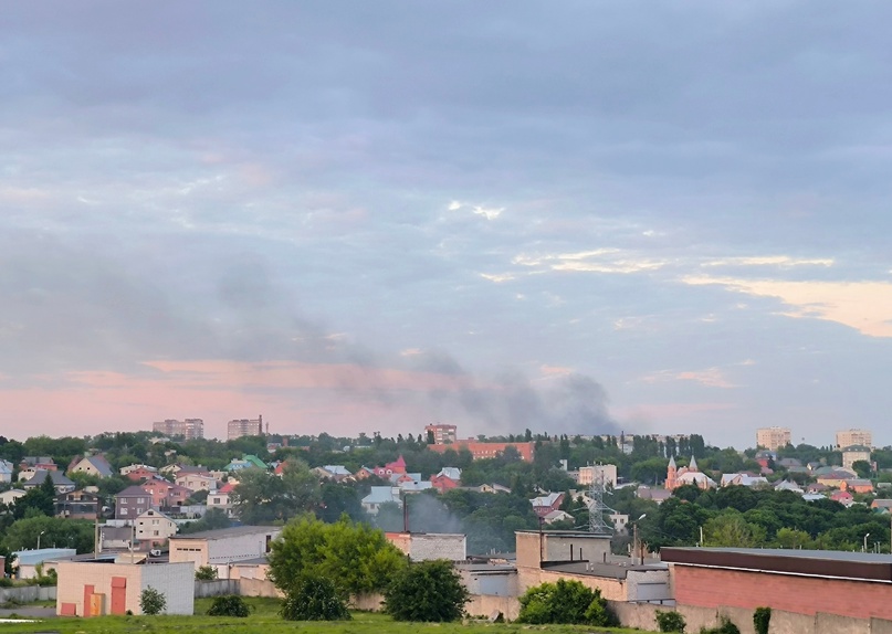 В центре Курска тушат сильный пожар