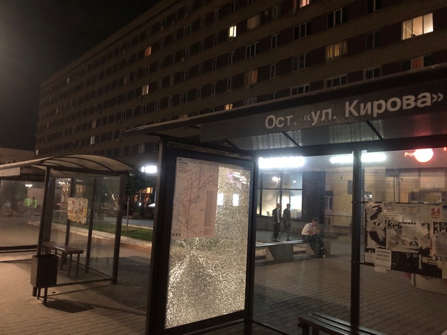 В Курске вандалы разбили остановку на ул. Кирова