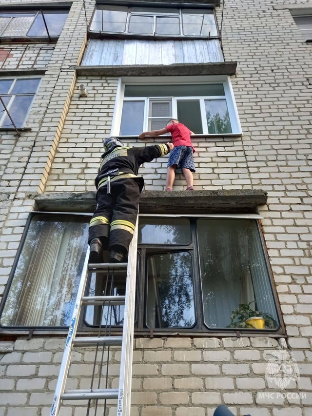 В Щиграх ребенок хотел выйти на улицу через окно