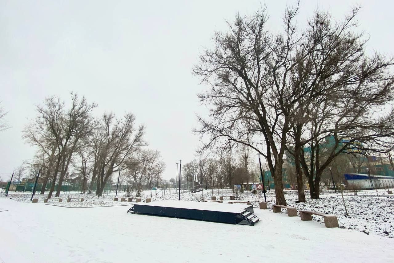 В Курске в сквере на улице Союзной вандалы сломали скамейку