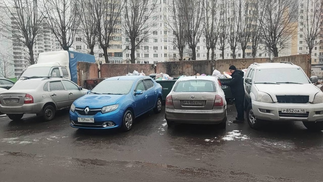 В Курске начнут штрафовать за парковку автомобилей возле контейнерных площадок для уборки мусора