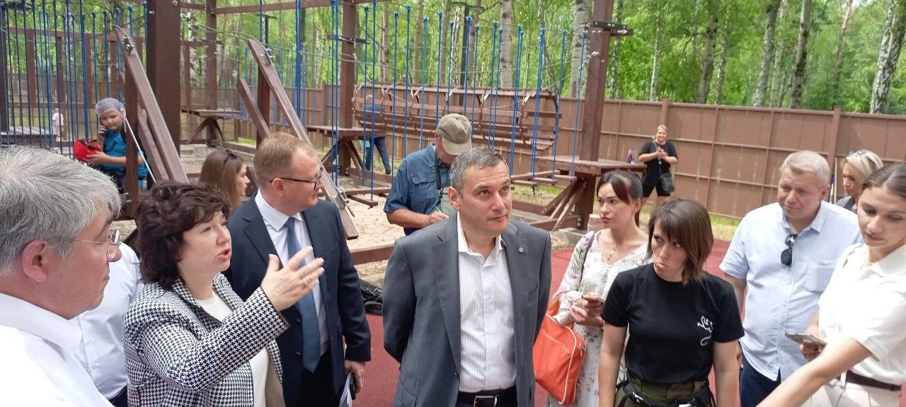 Врио губернатора Курской области осматривает объекты благоустройства в Железногорске