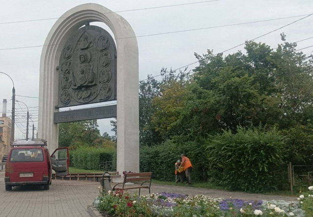В Курске ремонтируют памятный знак иконы Курской Коренной Божией Матери 