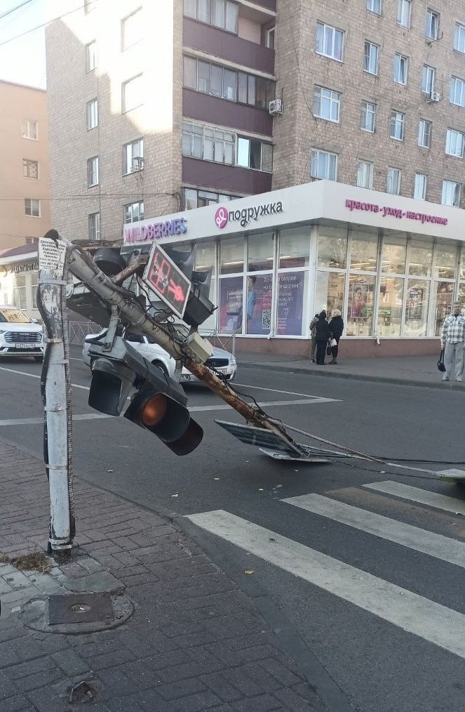 В Курске на улице Садовой на проезжую часть упала светофорная стойка