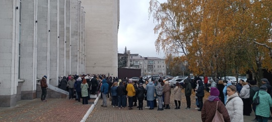 Возле Курского драматического театра наблюдается огромный ажиотаж по билетам на спектакль 