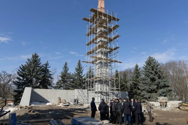В Курске на мемориале Павшим высадят новые деревья