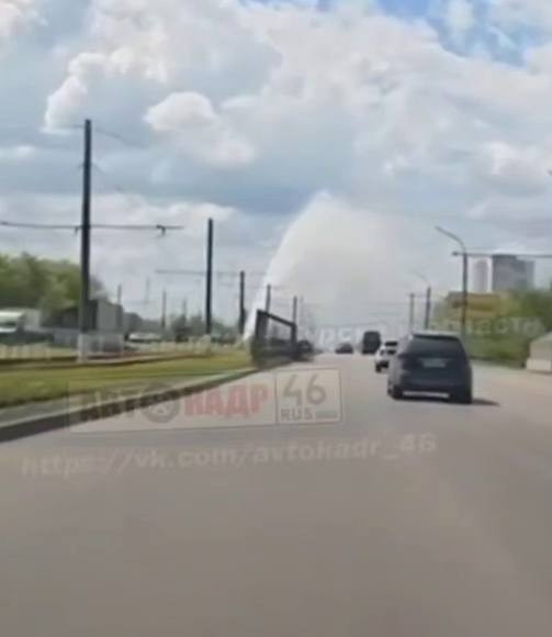 В Курске из-за проверки теплосетей на прочность из-под земли забил двухметровый фонтан